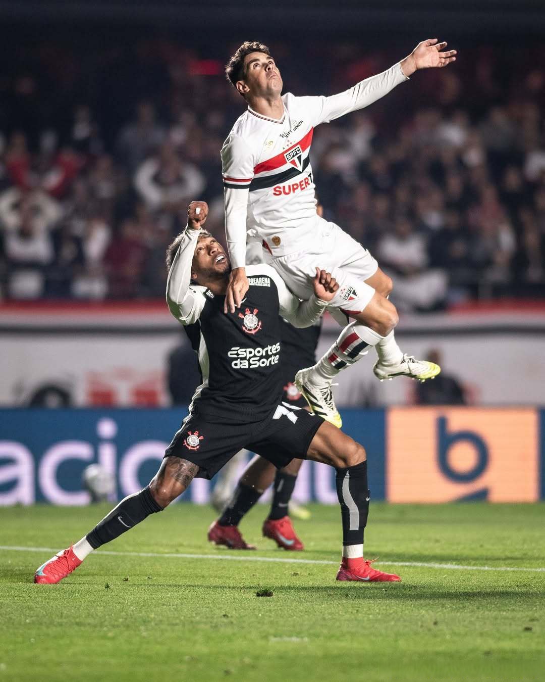 关于费耶诺德迎中超关键赛，清晨回应争议，气氛紧张，身体对抗强度拉满的信息  第1张